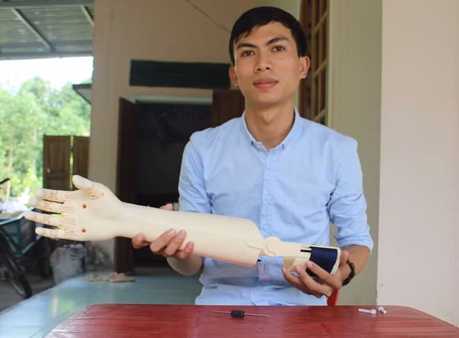Em Ngô Văn Dết cùng mô hình “bàn tay robot”.