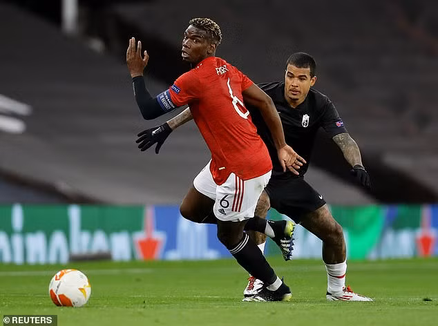 Pogba được trao tấm băng đội trưởng khi Harry Maguire nhận án treo giò gây ấn tượng bằng được kiến tạo cho Cavani ghi bàn mở tỷ số nhưng sau đó...