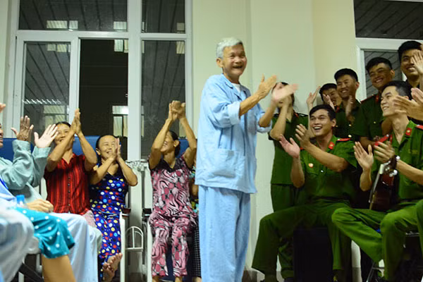 Bệnh nhân cùng các chiến sỹ chung vui trong tiết mục âm nhạc.