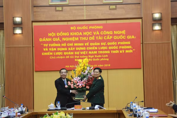 Đồng chí Chu Ngọc Anh, Bộ trưởng Bộ Khoa học và Công nghệ tặng hoa, chúc mừng Đại tướng Ngô Xuân Lịch.