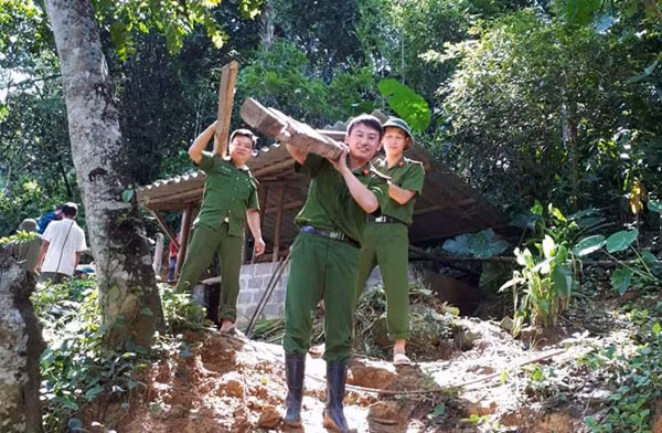 Công an huyện Lạc Sơn giúp dân dựng nhà sau mưa lũ.