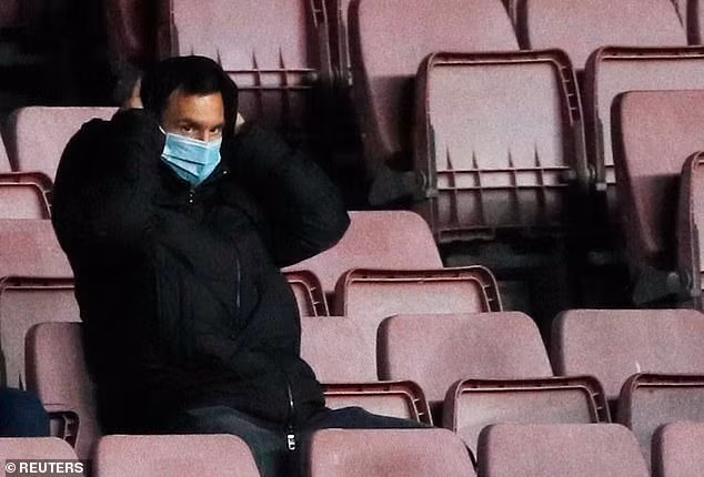 Messi ngồi ngoài và... Messi ngồi ngoài và...
