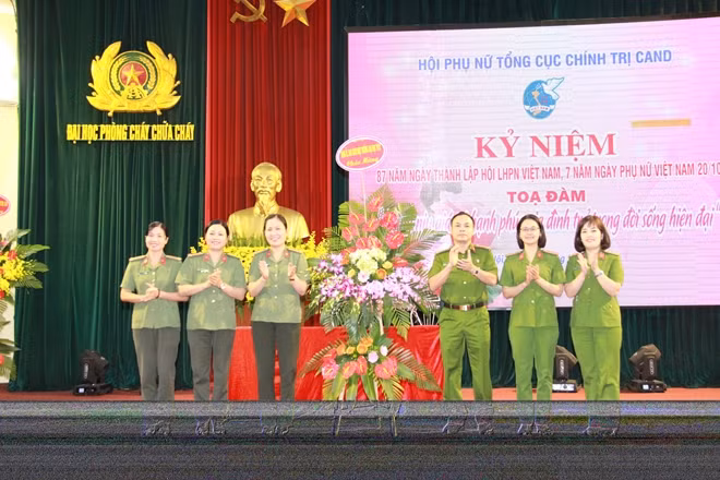 Đại diện BGH trường Đại học PCCC tặng hoa Hội phụ nữ Tổng cục Chính trị CAND