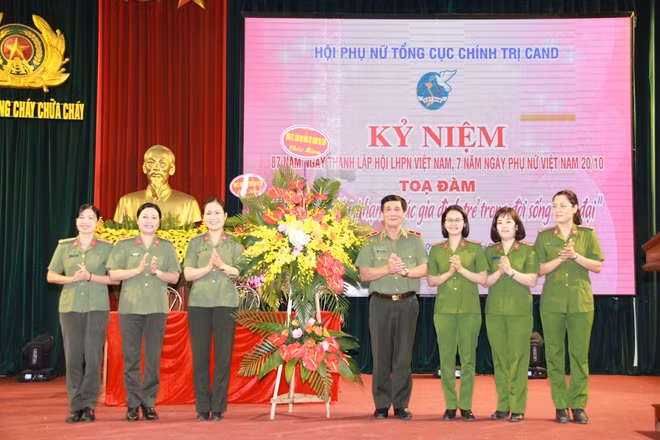 Đại tá Nguyễn Đức Minh, Cục trưởng Cục công tác Đảng và công tác quần chúng tặng hoa Hội phụ nữ Tổng cục Chính trị CAND
