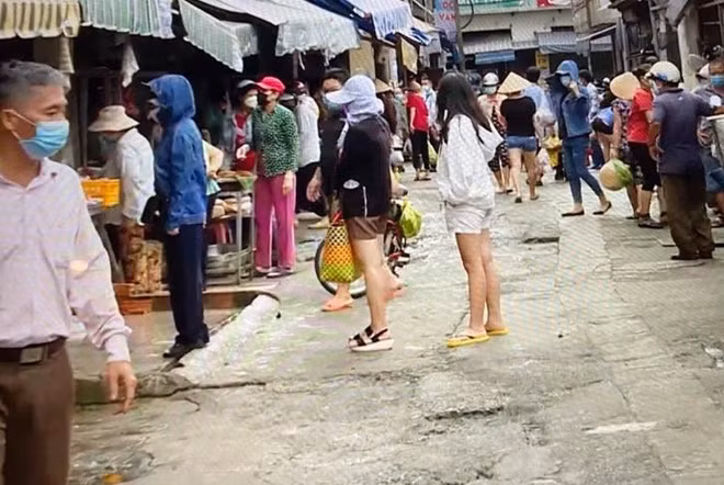 Hộ kinh doanh hàng thiết yếu tới chợ Phạm Văn Hai làm thủ tục khai báo y tế mỗi ngày vào chợ.