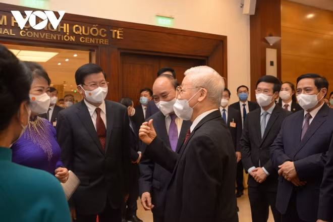 Tổng Bí thư Nguyễn Phú Trọng chào mừng Tổng Bí thư, Chủ tịch nước Lào và phu nhân tham dự tiệc chiêu đãi.