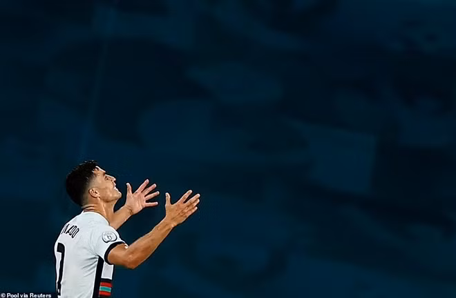 Hiện CR7 có cho mình 109 lần lập công trong màu áo Selecao châu Âu cân bằng với kỷ lục của huyền thoại Ali Daei (Iran). Tuy nhiên hôm nay không phải là ngày mà CR7 có thể thiết lập kỷ lục mới.