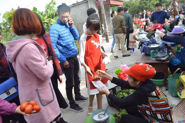 Người mua, kẻ bán không ai mặc cả một câu. Người mua, kẻ bán không ai mặc cả một câu.