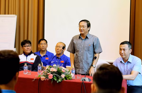 Đại sứ Nguyễn Bá Hùng tới thăm và động viên đội tuyển Việt Nam. Ảnh: VFF.