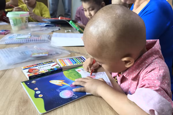 Các bệnh nhi bị ung thư ở Bệnh viện K được các thầy cô giáo giảng dạy kiến thức, kỹ năng sống.