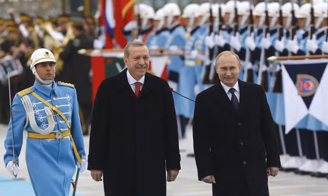 Tổng thống Erdogan (trái) và người đồng cấp Putin trong chuyến thăm Thổ Nhĩ Kỳ hồi tháng 12-2014. Ảnh: Reuters