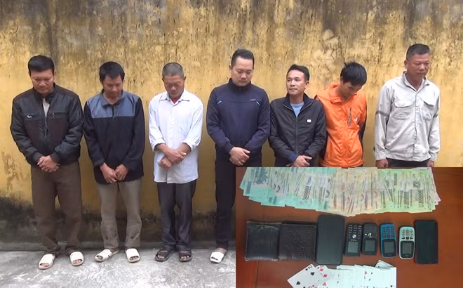 Các đối tượng và tang vật vụ án.