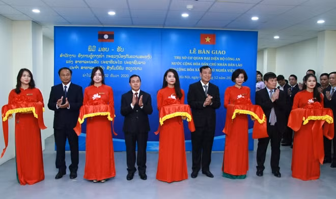 Thứ trưởng Lê Tấn Tới, Đại sứ Sengphet Houngboungnuang, Đại tá Phayvanh Sitthi Chanh cắt băng khánh thành trụ sở mới của Cơ quan đại diện Bộ Công an Lào tại Việt Nam.