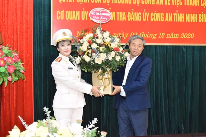 Đồng chí Nguyễn Ngọc Lời, Phó Chủ nhiệm Ủy Ban Kiểm tra Tỉnh ủy tặng hoa chúc mừng.