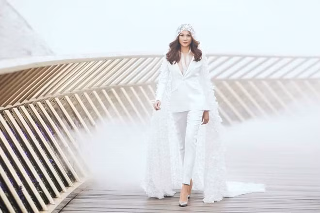 Cầu Vàng trong show Dạo bước trên mây.
