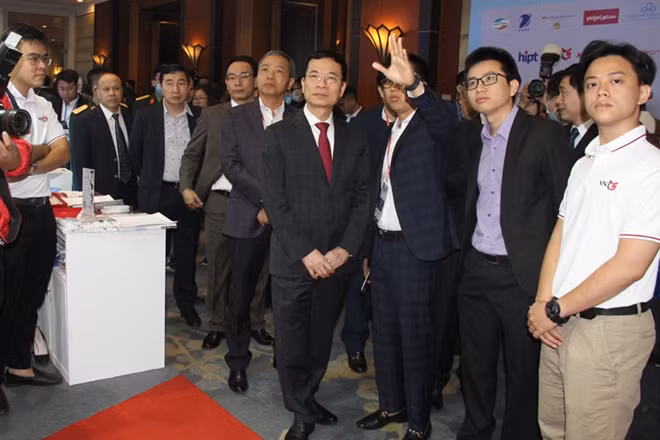 Bộ trưởng Bộ TT&TT Nguyễn Mạnh Hùng và các đại biểu tham quan các gian trưng bày sản phẩm “Make in Vietnam”.