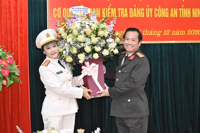 Đại tá Phạm Văn Sơn, Giám đốc Công an tỉnh Ninh Bình trao Quyết định và tặng hoa chúc mừng Cơ quan UBKT Đảng ủy Công an tỉnh.