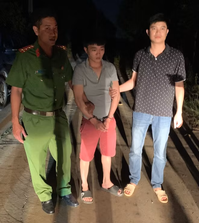 Đối tượng Đức (giữa) thời điểm mới bị bắt giữ.