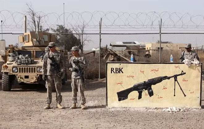Binh sĩ Mỹ và quân chính phủ Iraq tại một căn cứ.