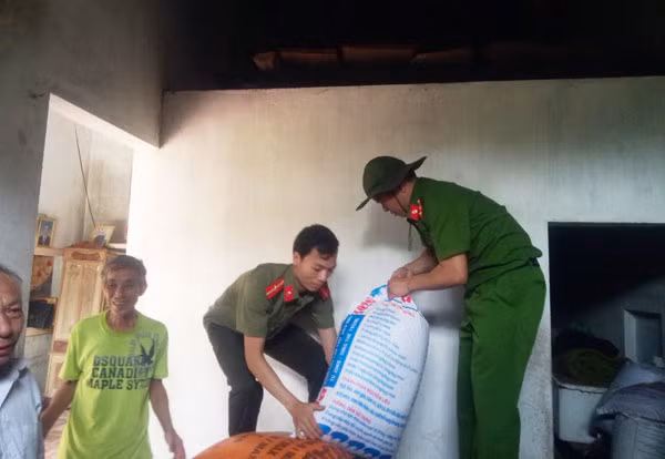 CBCS Công an huyện Cẩm Xuyên giúp dân khắc phục hậu quả mưa lũ.