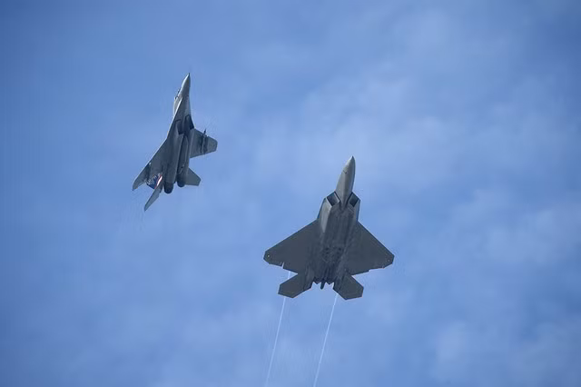 Một chiếc F-22 của Mỹ bay rất gần Mig -29 của Syria.