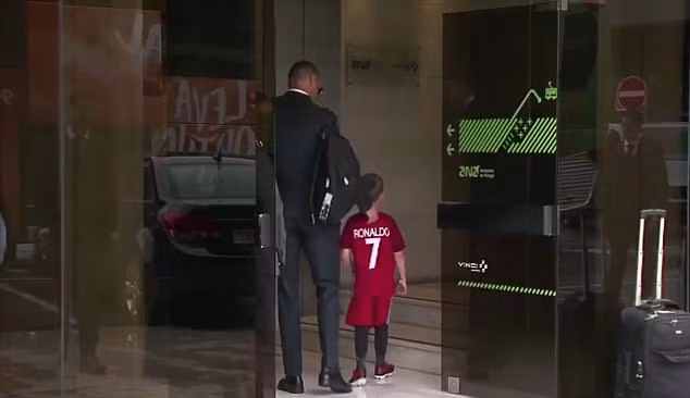 Ronaldo đưa fan nhí này vào trong. Ảnh:Sport Mail.