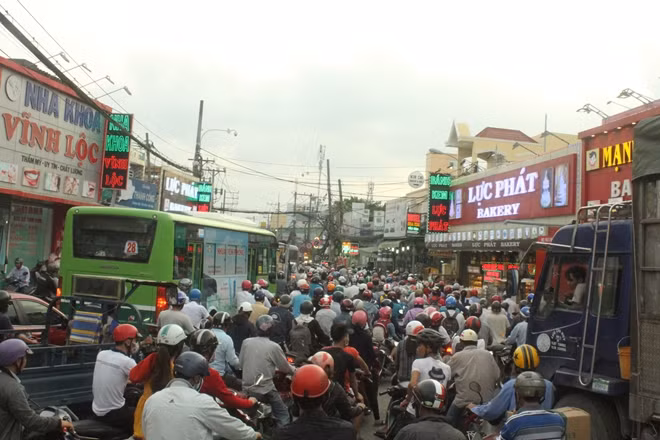 Tình trạng ùn tắc giao thông thường xuyên xảy ra trên địa bàn TP Hồ Chí Minh.