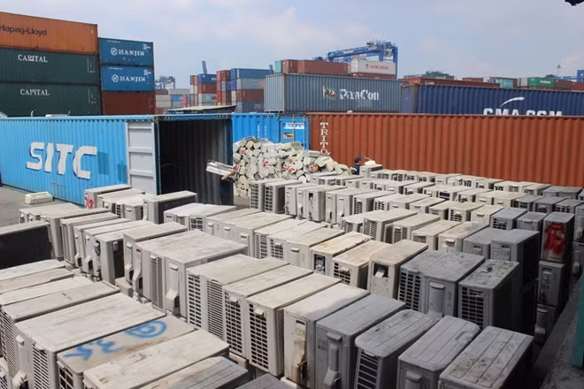 Phế liệu và hàng cấm nhập bỏ bãi.