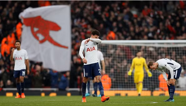 Tottenham bị thủng lưới hai bàn quá nhanh chỉ trong hơn năm phút. Ảnh: Reuters.