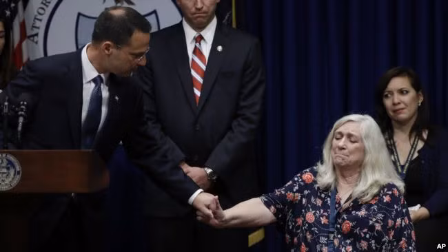 Ông Josh Shapiro và mẹ của một bé trai bị xâm hại tình dục. Ông Josh Shapiro và mẹ của một bé trai bị xâm hại tình dục.