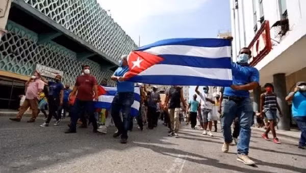 Người dân Cuba xuống đường, giương cao lá cờ để bày tỏ ủng hộ Chính phủ Cuba. Ảnh: telesurenglish.