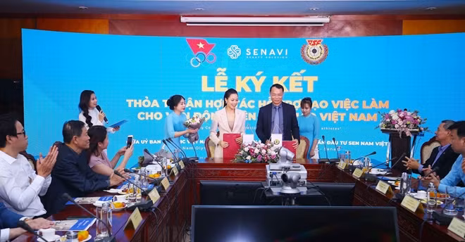 Bà Lê Thị Nga, nhà đồng sáng lập -CEO của Công ty cổ phần đầu tư Sen Nam Việt và ông Đỗ Văn Bình-Chủ tịch Liên đoàn Bắn súng Việt Nam ký kết thỏa thuận hỗ trợ vận động viên sau khi nghỉ thi đấu.