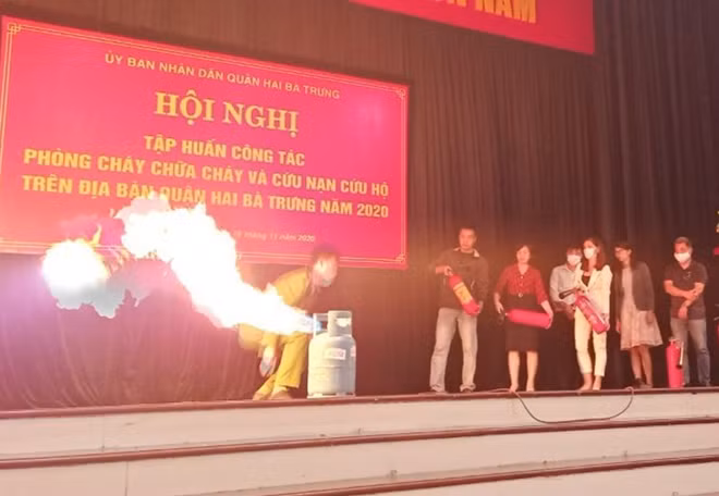 Người dân thực hành sử dụng bình chữa cháy.