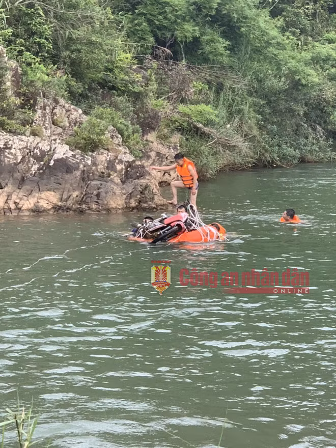 Cơ quan chức năng mò tìm hung khí gây án đối tượng vứt xuống lòng suối
