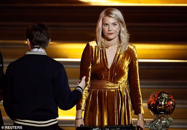 Quả bóng vàng của bóng đá nữ thuộc về Ada Hegerberg. Quả bóng vàng của bóng đá nữ thuộc về Ada Hegerberg.