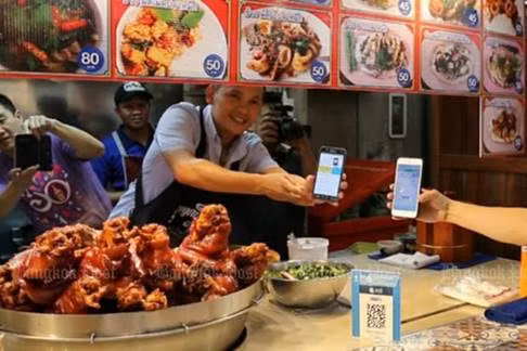 Người dân Thái Lan đi chợ dùng smartphone để quét mã QR thanh toán.