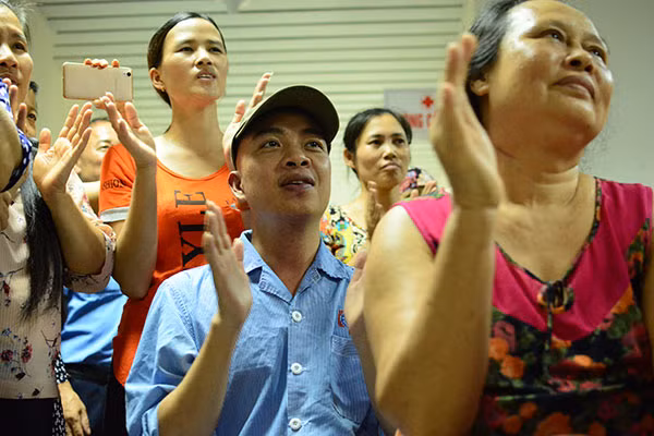 Tất cả mọi người cùng cất lên tiếng hát “Như có bác Hồ trong ngày vui đại thắng…” để kết thúc đêm nhạc.