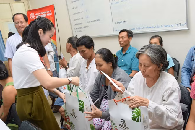 Lãnh đạo Công ty và lãnh đạo bệnh viên trao quà cho bệnh nhân.