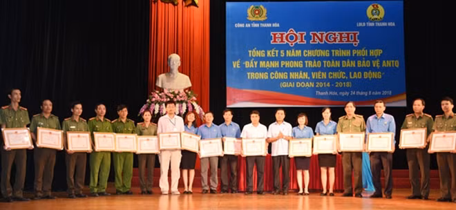 Các tập thể và cá nhân có thành tích xuất sắc trong phong trào toàn dân bảo vệ ANTQ trong CNVCLĐ được Bộ Công an và UBND tỉnh tặng Bằng khen.