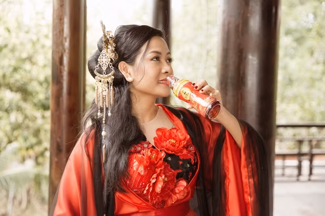 Phút giải lao tại hậu trường MV Mỹ nhân vào bếp của Trưởng Công chúa Uyên Phương.