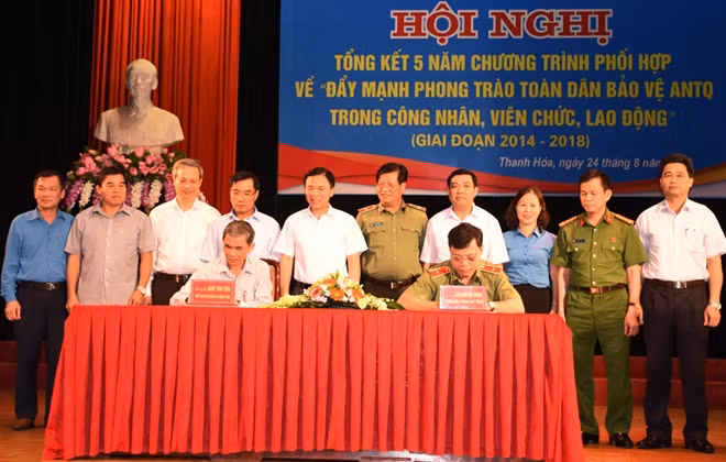 Thiếu tướng Nguyễn Hải Trung, Giám đốc Công an tỉnh và ông Ngô Tôn Tẫn, Chủ tịch LĐLĐ tỉnh ký kết chương trình phối hợp về “Đẩy mạnh phong trào toàn dân bảo vệ ANTQ trong CNVCLĐ”, giai đoạn 2018- 2023.