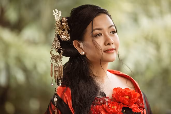 GĐSX Trần Uyên Phương tạo hình vai Trưởng Công chúa trong MV Mỹ nhân vào bếp.