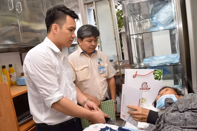 Đại diện Việt Hưng Phát cùng Bệnh viện tới tận giường bệnh thăm hỏi, động viên bệnh nhân.