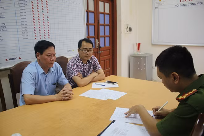 Ông Trương Quý Dương (áo xanh), nguyên Giám đốc BVĐK tỉnh Hòa Bình cùng luật sư nhận Quyết định khởi tố tại Cơ quan CSĐT Công an tỉnh chiều ngày 24-8.
