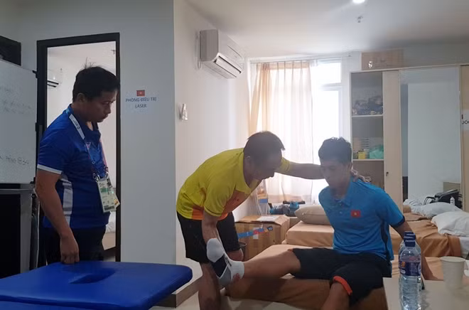 Chấn thương của Đình Trọng không quá nghiêm trọng. Ảnh: VFF.