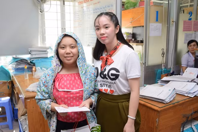 Món quà nhỏ nhưng làm ấm lòng những bệnh nhân.