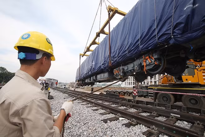 Các kỹ sư và công nhân liên kết 4 toa thành một đoàn tàu; hai toa đầu và cuối dài 19,5 m; hai toa giữa 19 m; mỗi toa cao 3,8 m, rộng ngang 2,8 m.