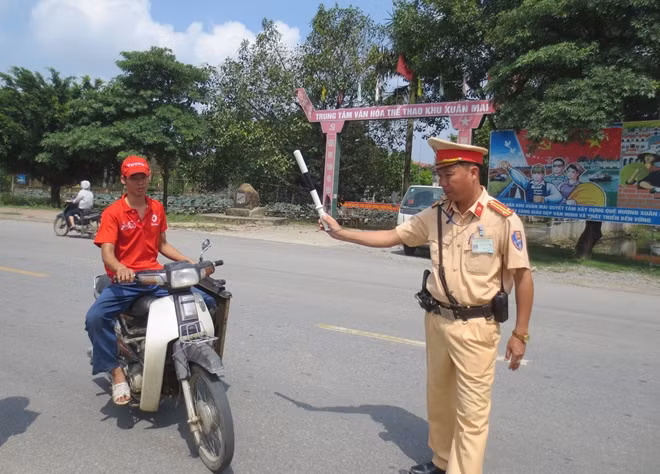 Tổ công tác của Đội CSGT số 12 kiểm tra, xử lý người điều khiển phương tiện vi phạm Luật Giao thông.