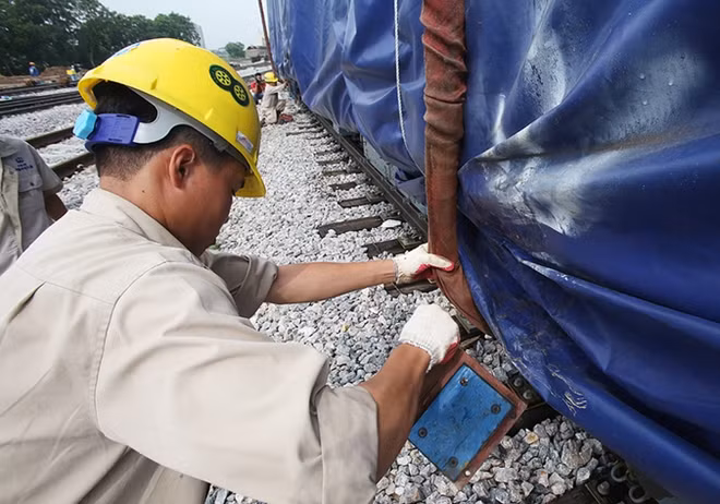 Dự kiến sẽ có 13 đoàn tàu phục vụ tuyến đường sắt đô thị Cát Linh-Hà Đông. Trong số 52 toa tàu, hiện 12 toa đã về tới Việt Nam theo đường biển.