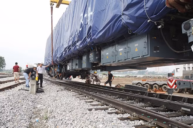 Trọng lượng hai toa đầu cuối là 32 tấn; hai toa giữa là 34,5 tấn. Dự kiến đoàn tàu có thể chở hơn 1.000 hành khách mỗi lượt